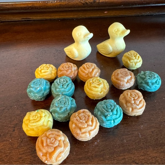 VINTAGE DUCK AND FLOWER SHAPES SOAP  - LOT OF 17 - Picture 1 of 6
